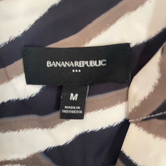 Banana Republic size Medium Women’s Zebra Print Blouse/V-Neck/cream & Black - Picture 9 of 9